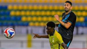 Pemain-Persela-Jonathan-Bustos-berduel-dengan-pemain-Barito.jpg