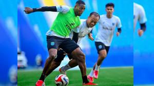Pemain-Persela-Lamongan-menjalani-sesi-official-training-di-Stadion-Batakan-Balikpapan-2025.jpg