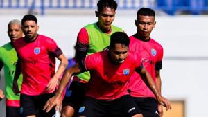 Pemain-Persela-Lamongan-menjalani-sesi-official-training-di-Stadion-Surajaya-lamongan-2025-1.jpg