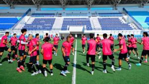 Pemain-Persela-Lamongan-menjalani-sesi-official-training-di-Stadion-Surajaya-lamongan-2025.jpg