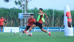 Pemain-Persik-Kediri-Ezra-Walian-mengikuti-latihan-tim-di-Kediri-Soccer-Field-sembuh-dari-cedera.jpg