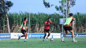 Pemain-Persik-Kediri-Rifqi-Ray-Farandi-mengikuti-latihan-bersama-Macan-Putih-2025.jpg