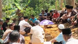 Pemakaman-Arga-satu-di-antara-korban-selamat-dari-pembantaian-Wawan.jpg