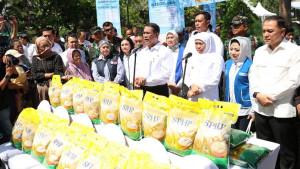 Pemerintah-menggelar-Gerakan-Pangan-Murah-di-surabaya-Andi-Amran-Sulaiman-dan-khofifah.jpg