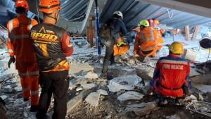 Pemkot-Surabaya-turut-memberikan-bantuan-dalam-proses-evakuasi-korban.jpg