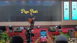 Penampilan-Piyu-Padi-saat-menghibur-mahasiswa-dalam-kegiatan-Financial-Literacy-For-Youth.jpg
