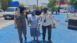 Pengemis-yang-viral-di-media-sosial-diamankan-Petugas-Gabungan-saat-meminta-minta.jpg