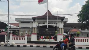 jatim/Pengendara-melintas-di-depan-Kantor-DPRD-Kota-Blitar.jpg