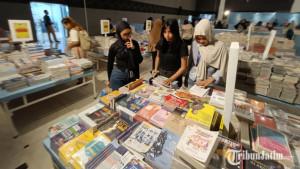 Pengunjung-melihat-lihat-buku-yang-didiskon-dalam-acara-Semesta-Buku-Jumat-2692025.jpg