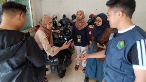Pengunjung-membayar-tarif-parkir-secara-digital-di-tempat-parkir-Dishub-Kota-Malang.jpg