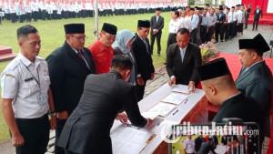 Penyerahan-SK-pengangkatan-sebagai-PPPK-paruh-waktu-di-lapangan-Pemkab-Jombang.jpg