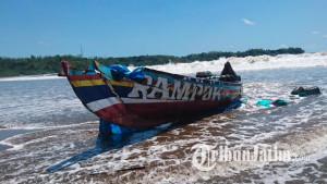 Perahu-nelayan-yang-tergulung-ombak-Pantai-Niyama-DesaKecamatan-Besuki-Tulungagung.jpg