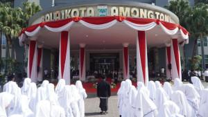 Peringatan-Hari-Santri-Nasional-Tahun-2025-Kota-Batu-digelar-di-halaman-Balai-Kota.jpg