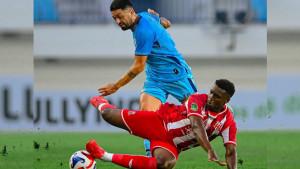 Persela-Lamongan-vs-Deltras-FC-Jonathan-Bustos-berebut-bola-dengan-pemain-Deltras-FC.jpg
