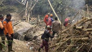 Personel-BPBD-Kota-Batu-dan-tim-gabungan-saat-melakukan-susur-sungai-di-Kecamatan-Bumiaji.jpg