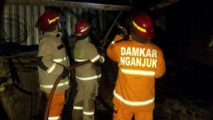 Personel-Damkar-Nganjuk-berjibaku-memadamkan-api-yang-melalap-dapur-rumah-warga-Dusun-Jali.jpg