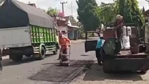 Personel-Dinas-PUPR-Tulungagung-sedang-melakukan-pemeliharaan-jalan-rutin-ilustrasi-perbaikan-jalan.jpg
