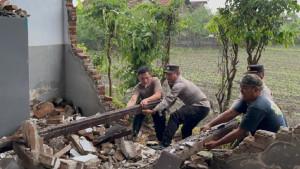 Personel-Polsek-Sumbergempol-menyingkirkan-reruntuhan-tembok.jpg