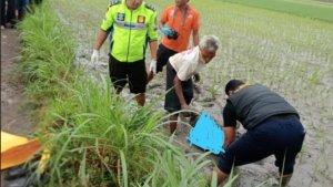 Personel-Satlantas-Polres-Nganjuk-tengah-mengevakuasi-AW-30-warga-Desa-Ngadiboyo.jpg