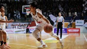 Pertandingan-SMAN-5-Surabaya-melawan-SMAN-13-Surabaya-di-Round-2-Honda-DBL-with-Kopi-Good-Day-2025.jpg