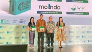 Perwakilan-Avian-Brands-menerima-penghargaan-Governance-Winner-kategori-Chemical-Sectors-2025.jpg