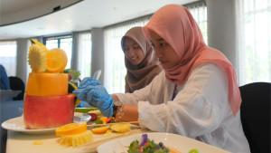 Peserta-antusias-mengikuti-sesi-Fruit-Tower-Decorating-dalam-rangkaian-acara.jpg