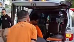 Petugas-BPBD-evakuasi-korban-kecelakaan-motor-menabrak-tiang-listrik-di-Jalan-Margomulyo-surabaya.jpg
