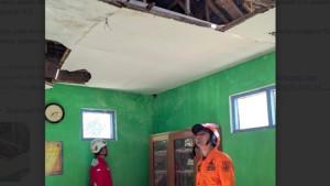 Petugas-BPBD-saat-melihat-kondisi-atap-musallah-sekolah.jpg