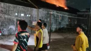 Petugas-Damkar-Kabupaten-Kediri-saat-memadamkan-rumah.jpg