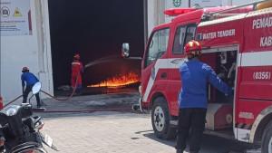 Petugas-Damkar-Tuban-berusaha-memadamkan-api-yang-membakar-gudang.jpg