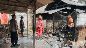 Petugas-Damkar-Tuban-melakukan-pembasahan-sisa-api-di-dapur-warung-makan-yang-terbakar.jpg