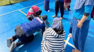 Petugas-Damkar-Tuban-saat-mengevakuasi-kaki-balita-yang-terjebak-di-lubang-tiang-net-bola-voli.jpg