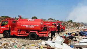 Petugas-Damkar-berupaya-memadamkan-api-yang-membakar-tumpukan-sampah-di-TPA-Randegan.jpg