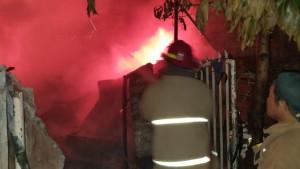 Petugas-Damkar-saat-memadamkan-api-di-gudang-rosok-di-kediri.jpg