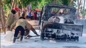 Petugas-Dindamkarmat-Bojonegoro-saat-memadamkan-api-yang-membakar-mobil-pikap-pengangkut-solar.jpg