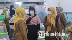 Petugas-Dinkes-Kota-Kediri-melakukan-pemeriksaan-langsung-di-sejumlah-dapur-SPPG.jpg