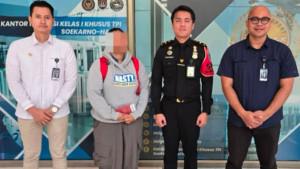Petugas-Imigrasi-Blitar-mengawal-proses-deportasi-WNA-asal-Malaysia-2025.jpg