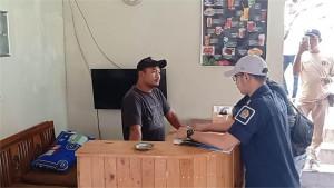 Petugas-Kantor-Imigrasi-Kelas-I-Jember-saat-memberikan-penjelasan-kepada-pegawai.jpg