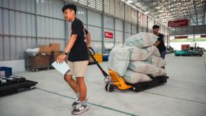 Petugas-Lion-Parcel-terlihat-tengah-memindahkan-tumpukan-paket-sparepart-di-gudang-Surabaya.jpg