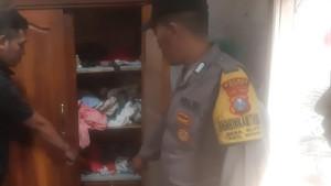 Petugas-Polsek-Pare-saat-olah-TKP-atas-kasus-pencurian-uang-tunai-milik-seorang-tukang-becak.jpg