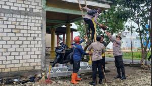Petugas-Polsek-Singgahan-bersama-BPBD-dan-warga-bergotong-royong-memperbaiki-atap-rumah.jpg