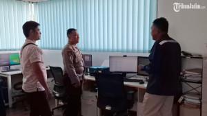 Petugas-Pos-Pantau-Gunung-Kelud-Budi-Prianto-bersama-pihak-kepolisian.jpg