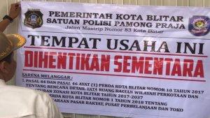 Petugas-Satpol-PP-Kota-Blitar-menyegel-minimarket-berjejaring-di-Jl-Veteran-Kota-Blitar.jpg