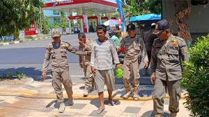 Petugas-Satpol-PP-Tuban-saat-mengamankan-pria-diduga-ODGJ.jpg