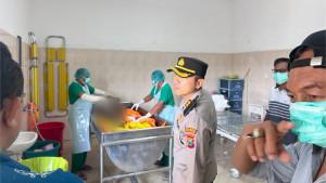 Petugas-Satreskrim-Polres-Pacitan-saat-melakukan-identifikasi.jpg