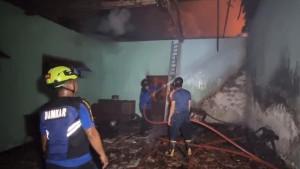Petugas-damkar-memadamkan-api-di-rumah-Sugeng-Dwi-Atmono.jpg