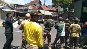 Petugas-gabungan-Satpol-PP-Damkar-Tuban-bersama-instansi-terkait-saat-menertibkan-reklame.jpg