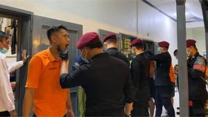 Petugas-gabungan-dari-Lapas-Tuban-TNI-dan-Polri.jpg