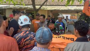 Petugas-gabungan-evakuasi-satu-wisatawan-asal-Surabaya-yang-tenggelam-di-Pantai-Modangan.jpg