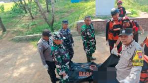Petugas-gabungan-mengevakuasi-satu-wisatawan-asal-Surabaya-yang-tenggelam-di-Pantai-Modangan-malang.jpg